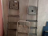 deux échelles dans un coin de la pièce, à côté d'une chaise