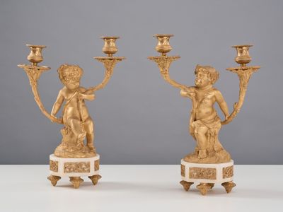 Paire de candélabres aux angelots en bronze ciselé et doré s…