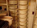 de nombreuses casseroles et poêles empilées sur l'étagère de la cuisine