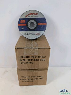 une boîte sur laquelle est posé un disque, elle-même posée sur une boîte en carton
