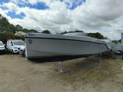 un bateau posé sur une remorque dans un parking