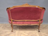 Mobilier de salon en noyer mouluré et sculpté de coquilles e… (photo 5)