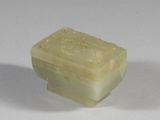 un savon en forme de boîte posé sur une surface blanche