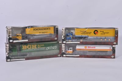trois types différents de petits trains dans la boîte