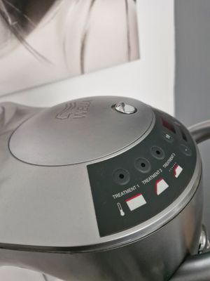 Un Hairspa Ion WELLA sur pieds roulants, en métal et PVC