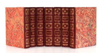 Les quatre livres sont alignés les uns à côté des autres sur une surface blanche.