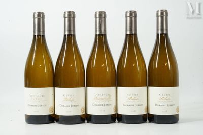 six bouteilles de vin sont alignées sur une surface blanche