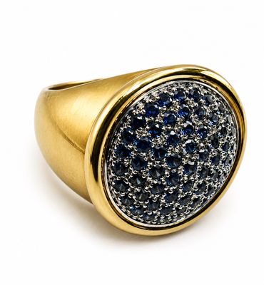 une image représentant une bague en or sertie de diamants bleus et blancs