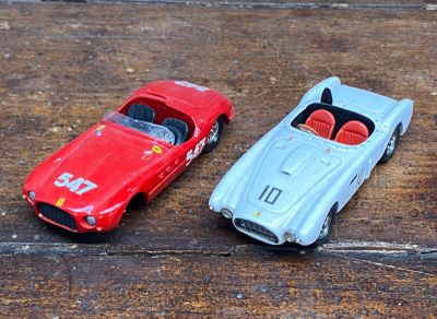 trois petites voitures posées sur une table en bois