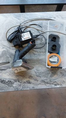 une table sur laquelle sont posés plusieurs outils