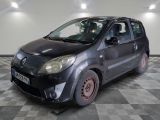 la photo d'une petite voiture noire garée dans un garage