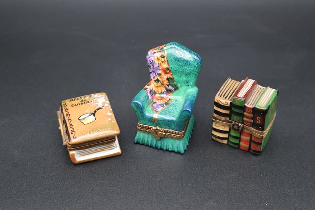 Trois boîtes en porcelaine : fauteuil, livres, livre de cuisine