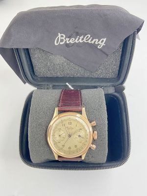 une montre dans un écrin posé sur une table