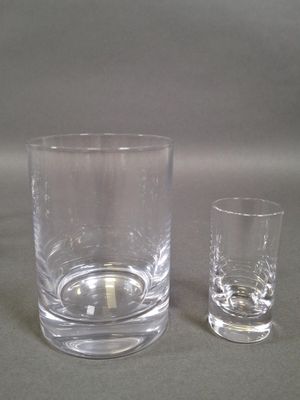 deux verres posés l'un à côté de l'autre sur une table