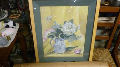 une photo d'une photo représentant des fleurs dans un vase posé sur une chaise