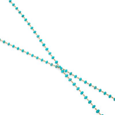 un gros plan d'un collier de perles turquoise sur fond blanc