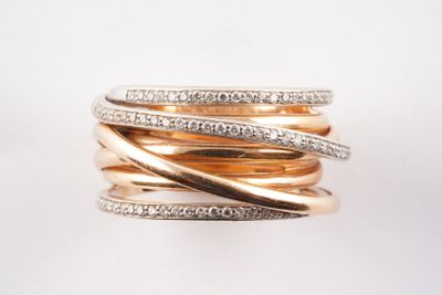 une image représentant une pile de bagues en or et en diamants sur fond blanc