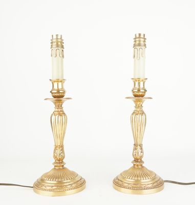 paire de bougeoirs anciens en laiton avec des abat-jours en verre opalisé