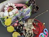une boîte remplie de perles et de breloques en tout genre