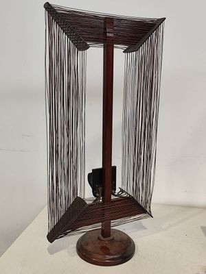 une sculpture constituée d'un cadre en bois posé sur une table