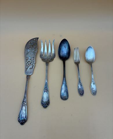 Deux couverts de service en argent Minerve ajouré décor rocaille 