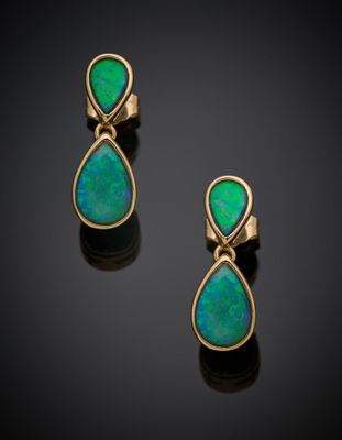 une paire de boucles d'oreilles en oplite et en or