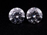 deux diamants ronds taille brillant sur un fond noir