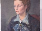 portrait d'une femme vêtue d'une robe bleue et d'une chemise à col blanc