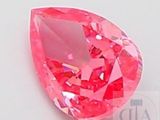 un gros plan d'un diamant rose sur une surface blanche