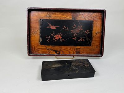 une petite boîte en bois avec un tableau dessus