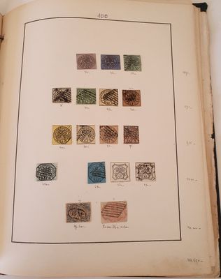 un livre ouvert avec des timbres sur une table