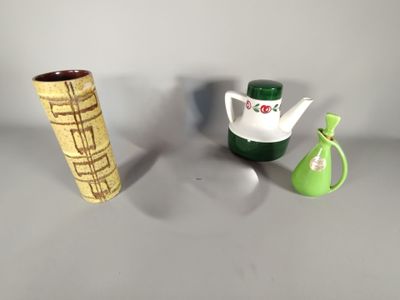Réunion de trois pièces en céramique comprenant un vase roul…