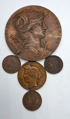 gros plan d'un groupe de pièces de monnaie sur une surface blanche