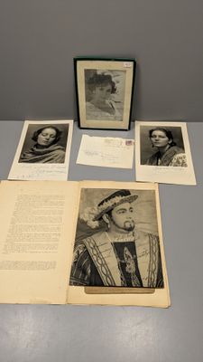 une vieille photo d'un homme coiffé d'un turban, assis sur une table