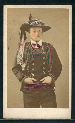 une vieille photo d'un homme portant un chapeau et une écharpe