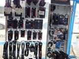 de nombreux types d'outils différents exposés dans un magasin
