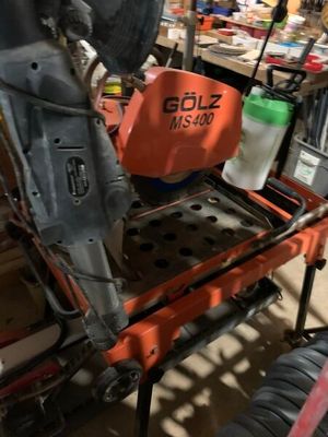 une image d'un homme travaillant sur une machine dans un garage