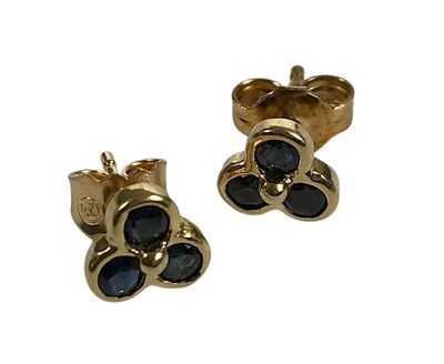 Paire de CLOUS D'OREILLES tréflés en or 750/1000 et saphirs,…