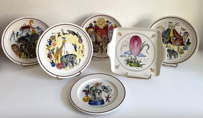 un grand nombre d'assiettes posées sur une table