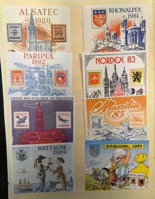 de nombreux timbres sur le mur d'un immeuble