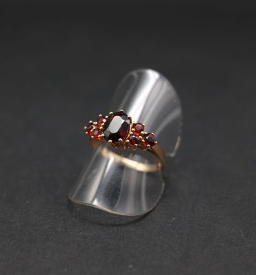 Bague en or jaune 750 sertie de grenats, un central épaulé d…