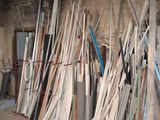 de nombreuses pièces de bois empilées dans une pièce