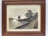 une vieille photo représentant un bateau sur l'eau, avec des arbres en arrière-plan