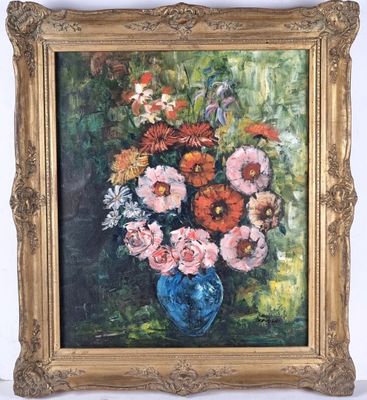 une peinture de fleurs dans un vase bleu sur une table