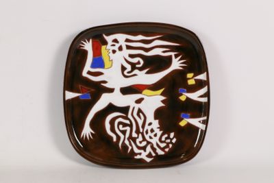 assiette marron et blanche ornée d'une femme à cheval