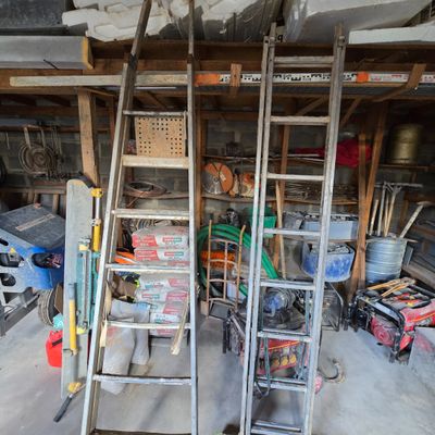 une échelle appuyée contre un mur dans un garage
