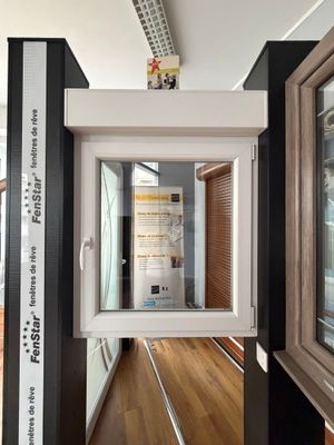 une photo d'un couloir avec un miroir accroché au mur