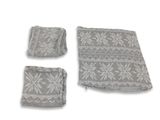 quatre morceaux de tissu tricoté gris et blanc