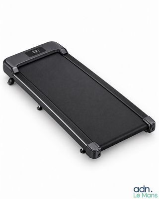 une machine à tapis roulant noire sur fond blanc