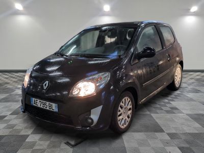 la photo d'une petite voiture garée dans un garage